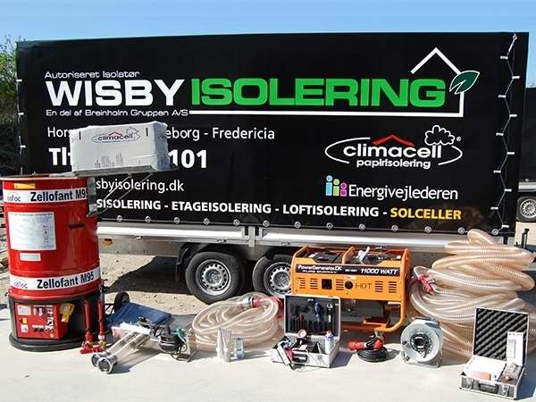 Stor trailer med logo og design og komplet udstyrspakke til isolatører
