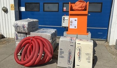 isoleringsmaskine klar til udlejning med slanger, materiale og tilbehør